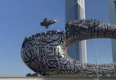 بالفيديو: مركبة غريبة طائرة تهبط في متحف المستقبل بدبي