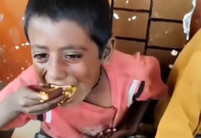 مشهد لطفل آسيوي فقير يبكي من الفرحة وهو يأكل يثير زوبعة بالتواصل الاجتماعي
