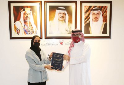المؤيد يستقبل الموظفة العلوي ويتسلم رسالتها للماجستير