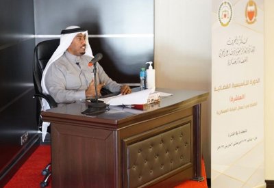 المستشار د. أحمد الحمادي يقدم محاضرة حول الحماية الجنائية للشهود