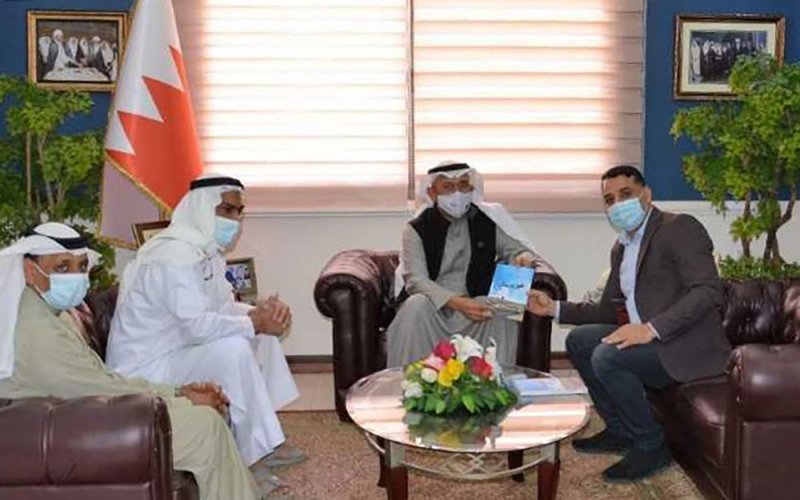 محافظ الشمالية يتسلم نسخة من كتاب "عيون سار"