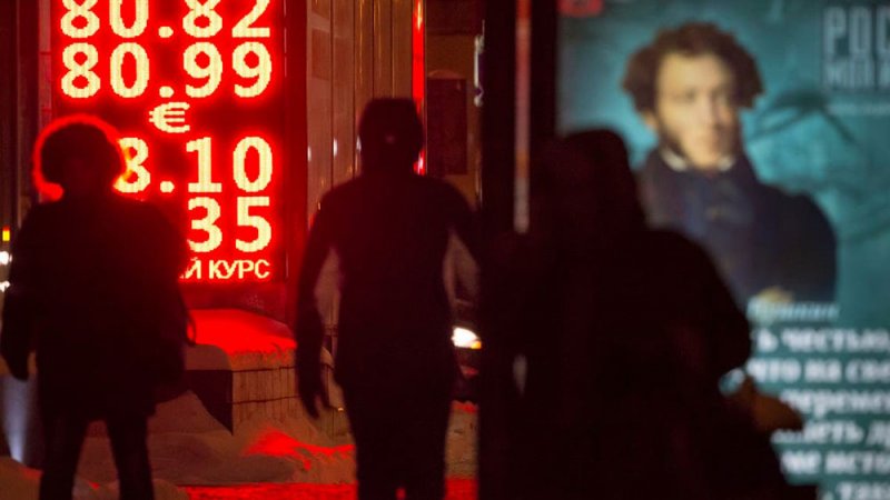روسيا تهاجم وأسواقها تئن.. الروبل يهبط والأسهم تنهار بأكثر من 10%