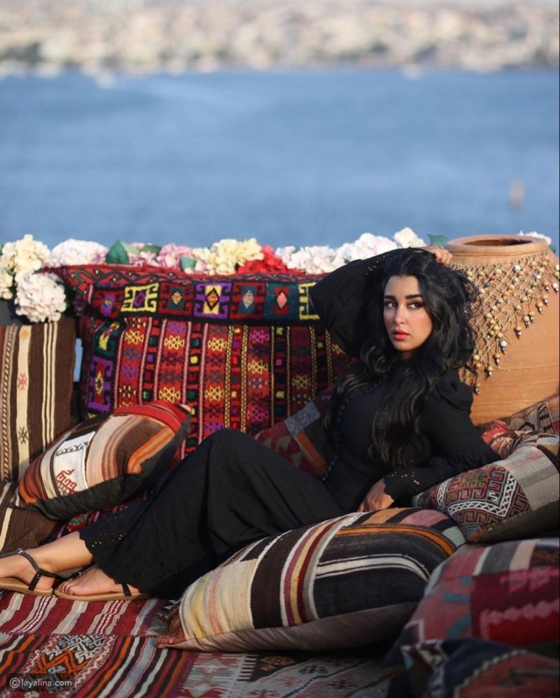 جيهان خليل مع أمير كرارة في “الرايات السوداء”