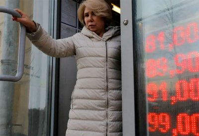 انهيار الروبل الروسي أمام الدولار.. هبط بنحو 30%