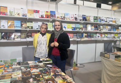"البلاد" بمعرض مسقط: الإناث يستهويهن قراءة الرومانسيات والروايات