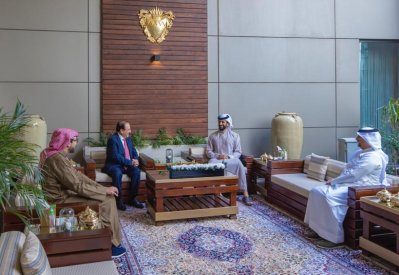 ناصر بن حمد يستقبل عبدالحسين ميرزا ويشيد بخبراته الواسعة