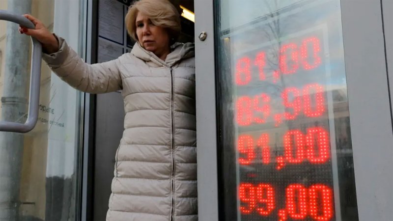 انهيار الروبل الروسي أمام الدولار.. هبط بنحو 30%