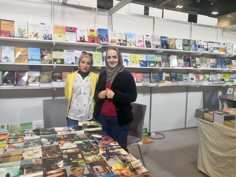 "البلاد" بمعرض مسقط: الإناث يستهويهن قراءة الرومانسيات والروايات