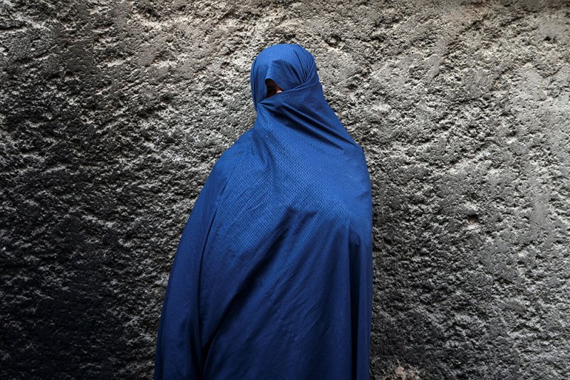 من حرب الى أخرى.. أفغاني لجأ الى أوكرانيا يفر الى بولندا هربا من القصف الروسي