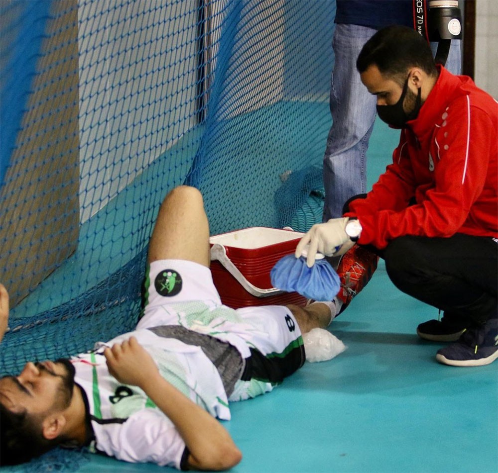 أصيب بـ "الرباط الصليبي" والإدارة تجاهلت علاجه