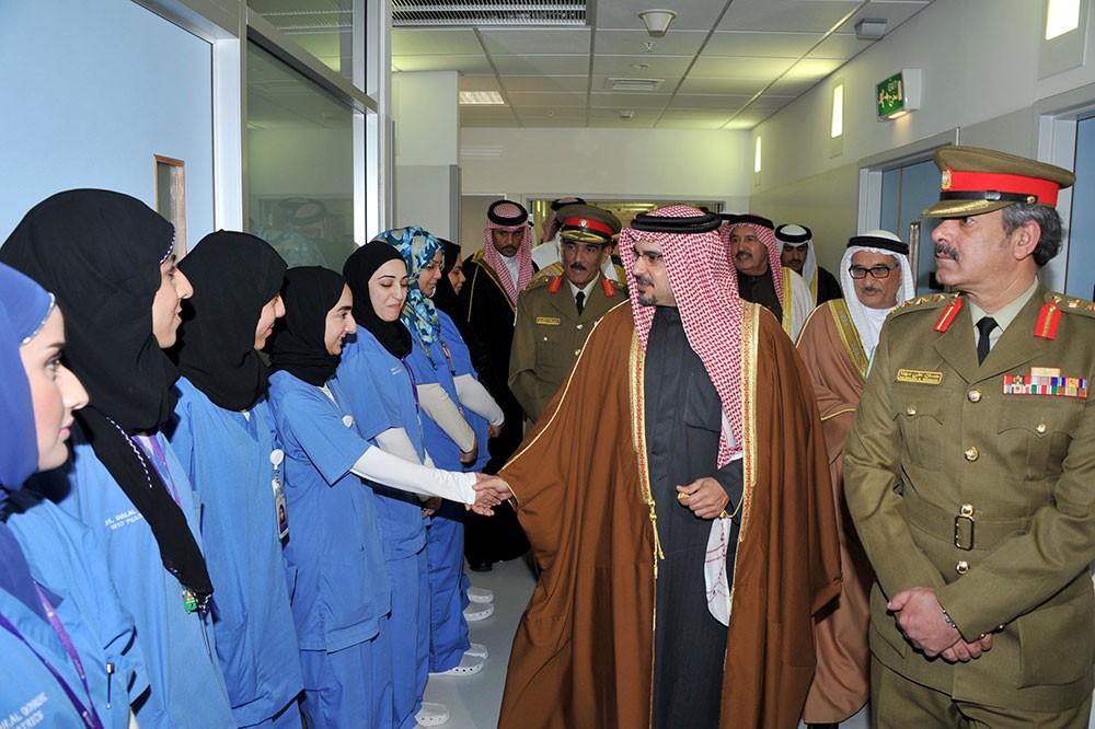 سمو ولي العهد رئيس مجلس الوزراء حفظه الله في زيارةٍ لمُستشفى الملك حمد الجامعي 2012م 