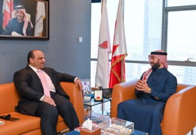 الأمين العام للأولمبية البحرينية يستقبل اسحاقي ويشيد بإنجازات كرة اليد البحرينية