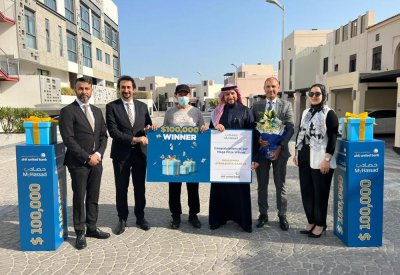 بالصورة: سيدة تفوز بـ 100 ألف دولار أميركي.. وزوجها: الأسرة فرحانة
