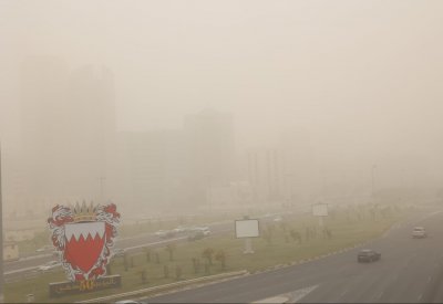 بالصور: الغبار يخفي ملامح المنامة