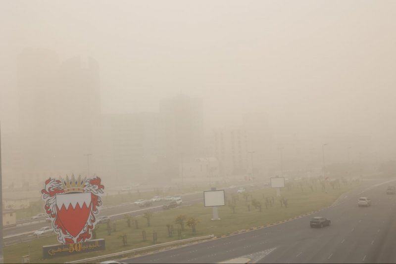 بالصور: الغبار يخفي ملامح المنامة