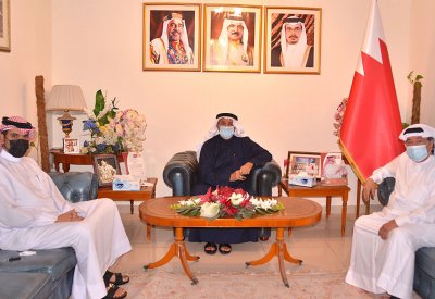 محافظ المحرق يؤكد على أهمية حفظ التراث والإرث الفني العريق