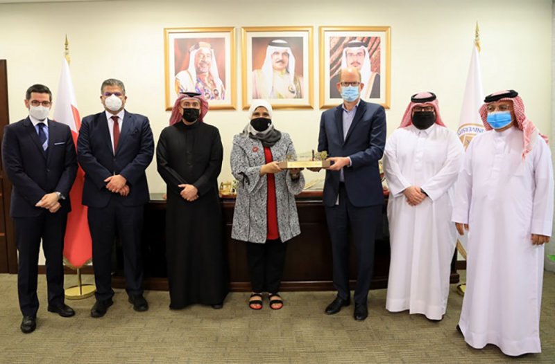 رئيسة جامعة البحرين: التوسع في الدراسات المرتبطة بنظم الاتصالات والشبكات