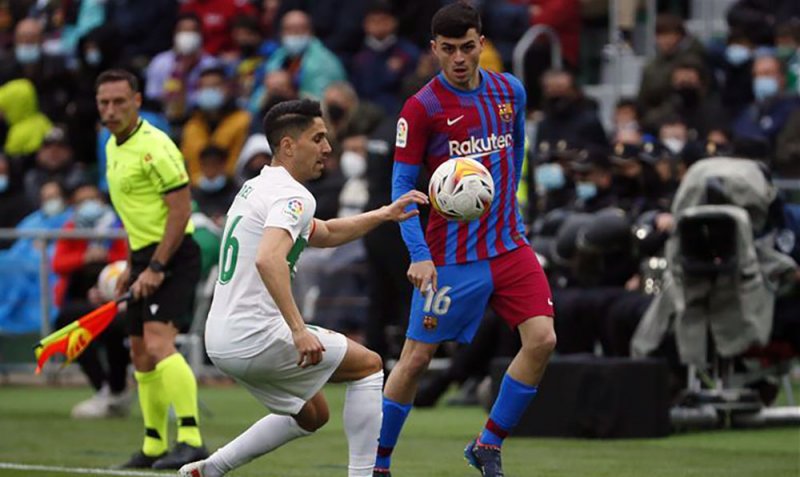 برشلونة يقفز للمركز الثالث بفوز صعب على إلتشي