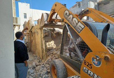 هدم منزل آيل للسقوط في المحرق.. والجودر: استمرار جهود البلدية في حصر ومعالجة البيوت المهجورة والآيلة للسقوط