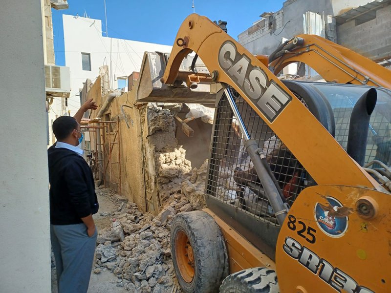 هدم منزل آيل للسقوط في المحرق.. والجودر: استمرار جهود البلدية في حصر ومعالجة البيوت المهجورة والآيلة للسقوط