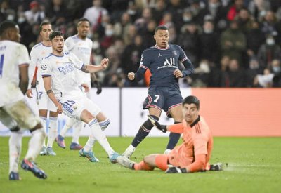 ريال مدريد يستضيف باريس لتفادي "الوداع المبكر"