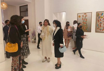 بالصور: افتتاح معرض "تعويذة" للفنانة فائقة الحسن في عمارة بن مطر