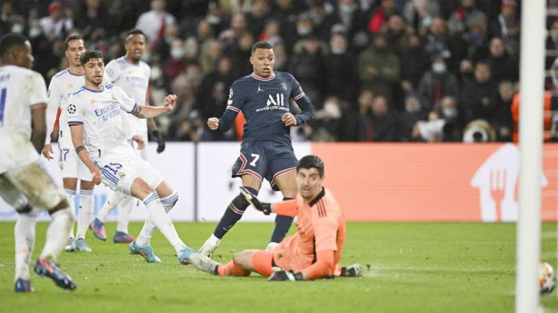ريال مدريد يستضيف باريس لتفادي "الوداع المبكر"