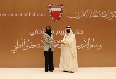 الرئيس التنفيذي لمركز الاتصال الوطني يُسلّم منتسبي المركز وسام الأمير سلمان بن حمد للاستحقاق الطبي