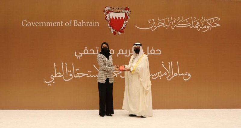 الرئيس التنفيذي لمركز الاتصال الوطني يُسلّم منتسبي المركز وسام الأمير سلمان بن حمد للاستحقاق الطبي