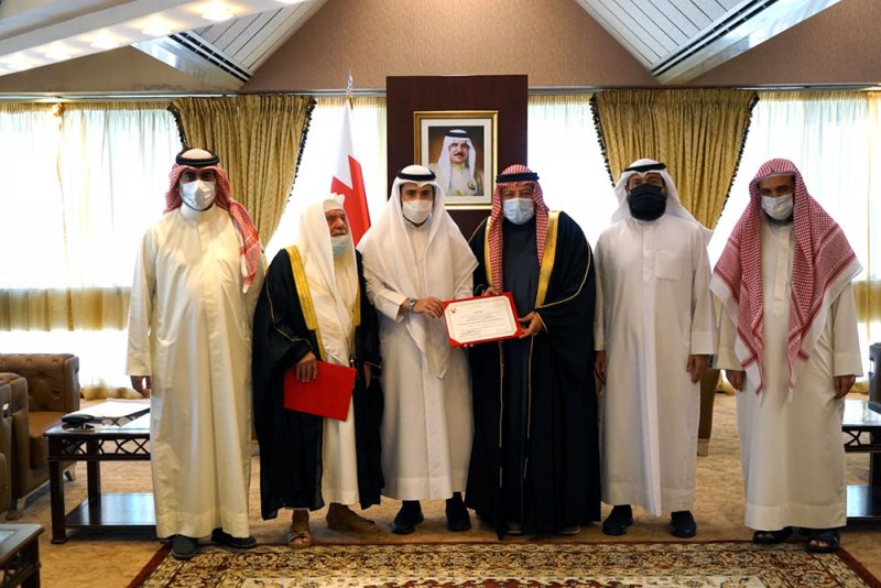 بالصورة: وزير العدل يستقبل الفائز في مسابقة الجزائر الدولية القرآنية