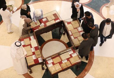 بالصور: عمرها أكثر من 400 عام.. كتب ومخطوطات نادرة في "عيسى الثقافي"