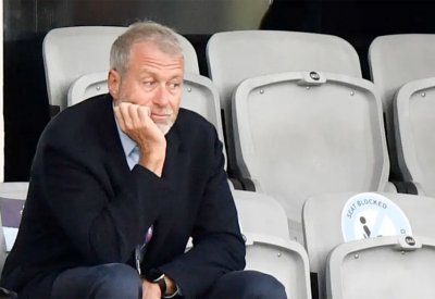 بريطانيا تفرض عقوبات على أبراموفيتش وتعطل بيع تشيلسي