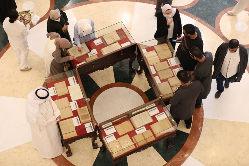 بالصور: عمرها أكثر من 400 عام.. كتب ومخطوطات نادرة في "عيسى الثقافي"