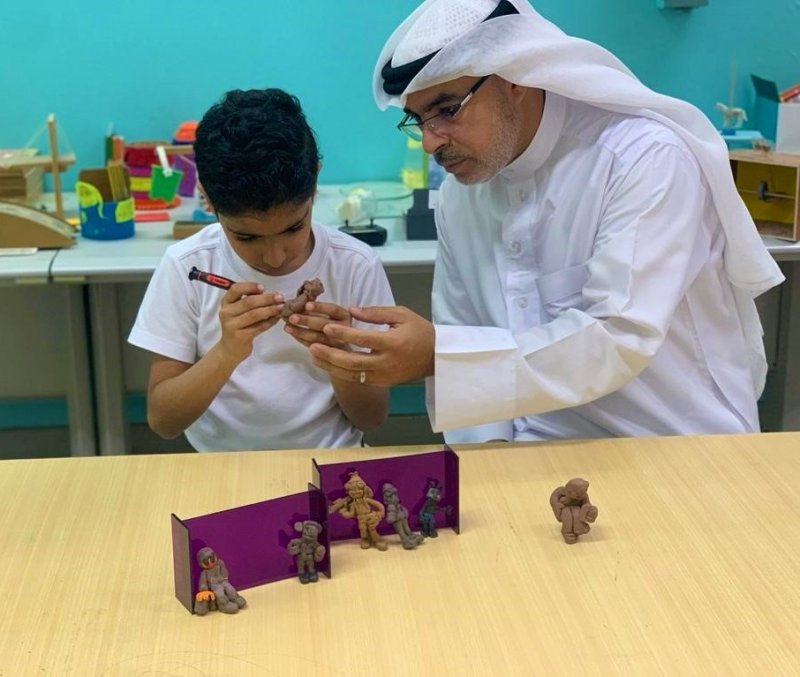بالصور: اكتشفه مُعلِّمه.. طالب توحّد يملك 3 قدرات استثنائية