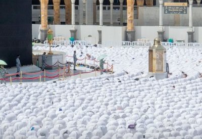 بالصور: هكذا أدى المصلون في الحرمين أول جمعة بعد رفع التباعد