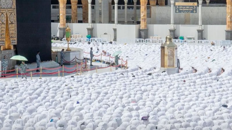 بالصور: هكذا أدى المصلون في الحرمين أول جمعة بعد رفع التباعد