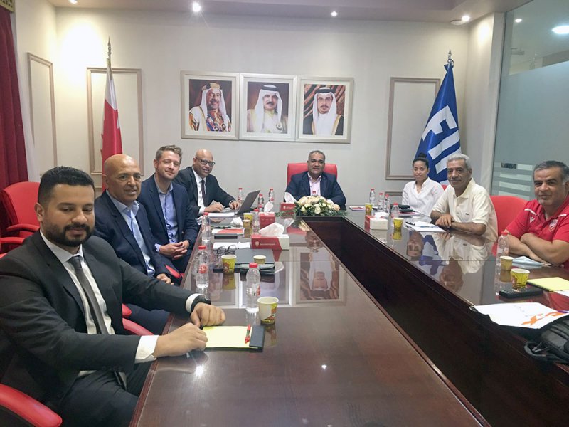 بحث الأمور الفنية وعمل المسابقات مع وفد "الفيفا"