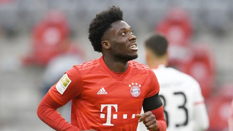 ديفيز يعود لتدريبات بايرن ميونخ بعد تعافيه من مشكلة في القلب