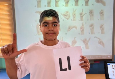 بالصور: 70 طالب ابتدائي يتقنون لغة الإشارة لمساعدة الصم والبكم