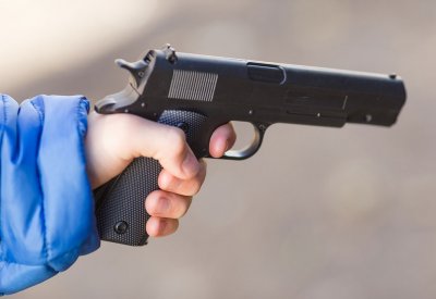 طفل أميركي في سن الثالثة يقتل والدته أثناء اللهو بمسدس والده