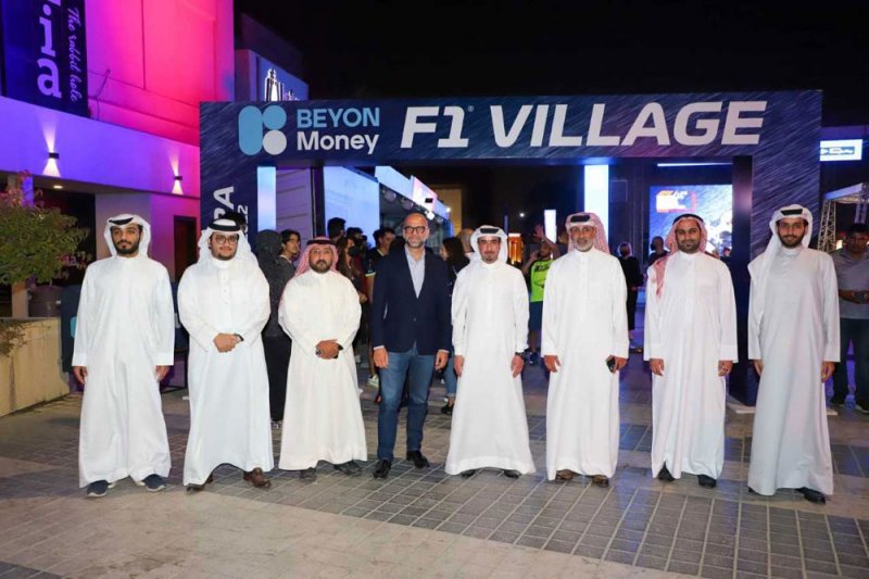عيسى بن علي يزور قرية "Beyon Money" للفورمولا 1 في مجمع 338