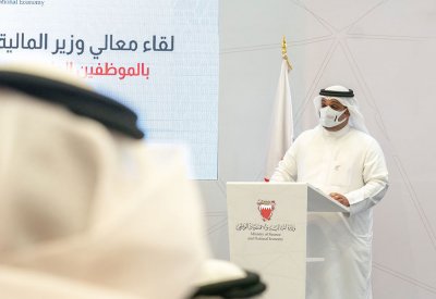 معالي وزير المالية والاقتصاد الوطني يلتقي عدداً من موظفي الوزارة بمناسبة حصولهم على شهادات أكاديمية عليا