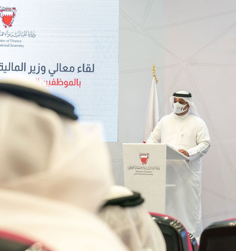 معالي وزير المالية والاقتصاد الوطني يلتقي عدداً من موظفي الوزارة بمناسبة حصولهم على شهادات أكاديمية عليا