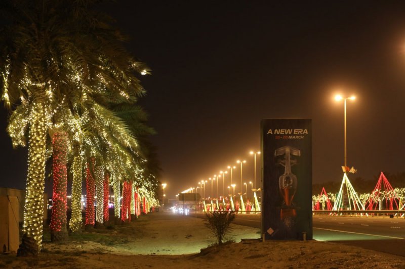 بلدية "الجنوبية" تضيء شوارعها بالزينة بالتزامن مع سباق الفورمولا1