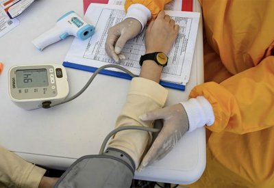 لتلافي "مخاطر على القلب والدماغ".. راقب ضغط دمك أثناء الوقوف