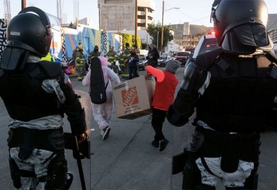 مشهد لافت على الحدود.. هكذا تعامل أميركا الروس والأوكرانيين