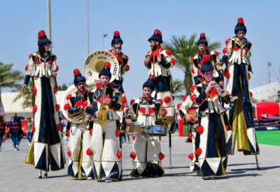 حضور جماهيري متميز لزوار "الحلبة" في جلسات تواقيع نجوم الفورمولا1