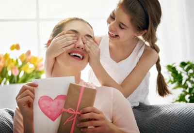 تعرف على السبب الأول للاحتفال بعيد الأم!