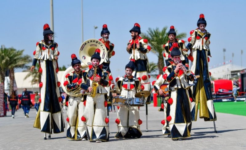 حضور جماهيري متميز لزوار "الحلبة" في جلسات تواقيع نجوم الفورمولا1
