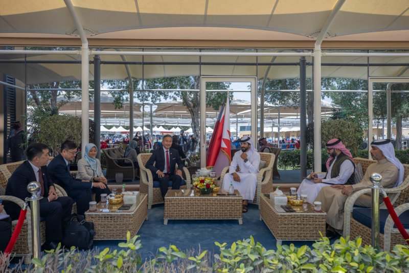 ناصر بن حمد يستقبل وزير خارجية جمهورية سنغافورة